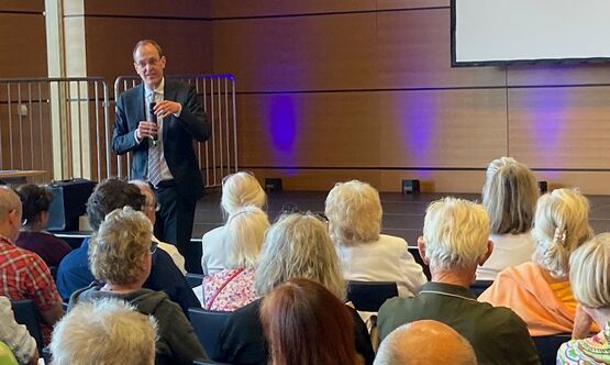 Notar Dr. Thomas Flues hält seinen Vortrag vor den zahlreichen Besuchern.