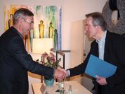 Karl Heinz Bossier (links), wird vom Vorsitzenden Dr. Wolfgang Lerch (rechts) händereichend verabschiedet.