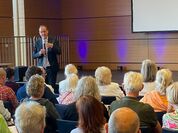 Notar Dr. Thomas Flues hält seinen Vortrag vor den zahlreichen Besuchern.