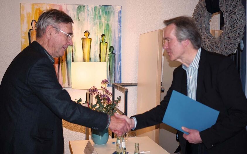 Karl Heinz Bossier (links), wird vom Vorsitzenden Dr. Wolfgang Lerch (rechts) händereichend verabschiedet.